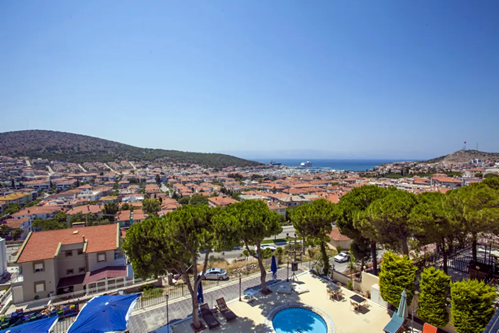 Otelden Çeşme körfezi ve kale panoraması