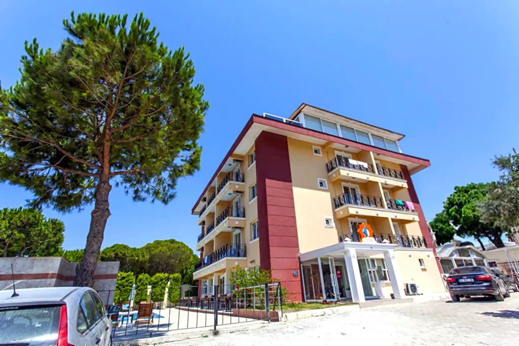 Solmaz Deluxe Otel binası ve çam ağaçları